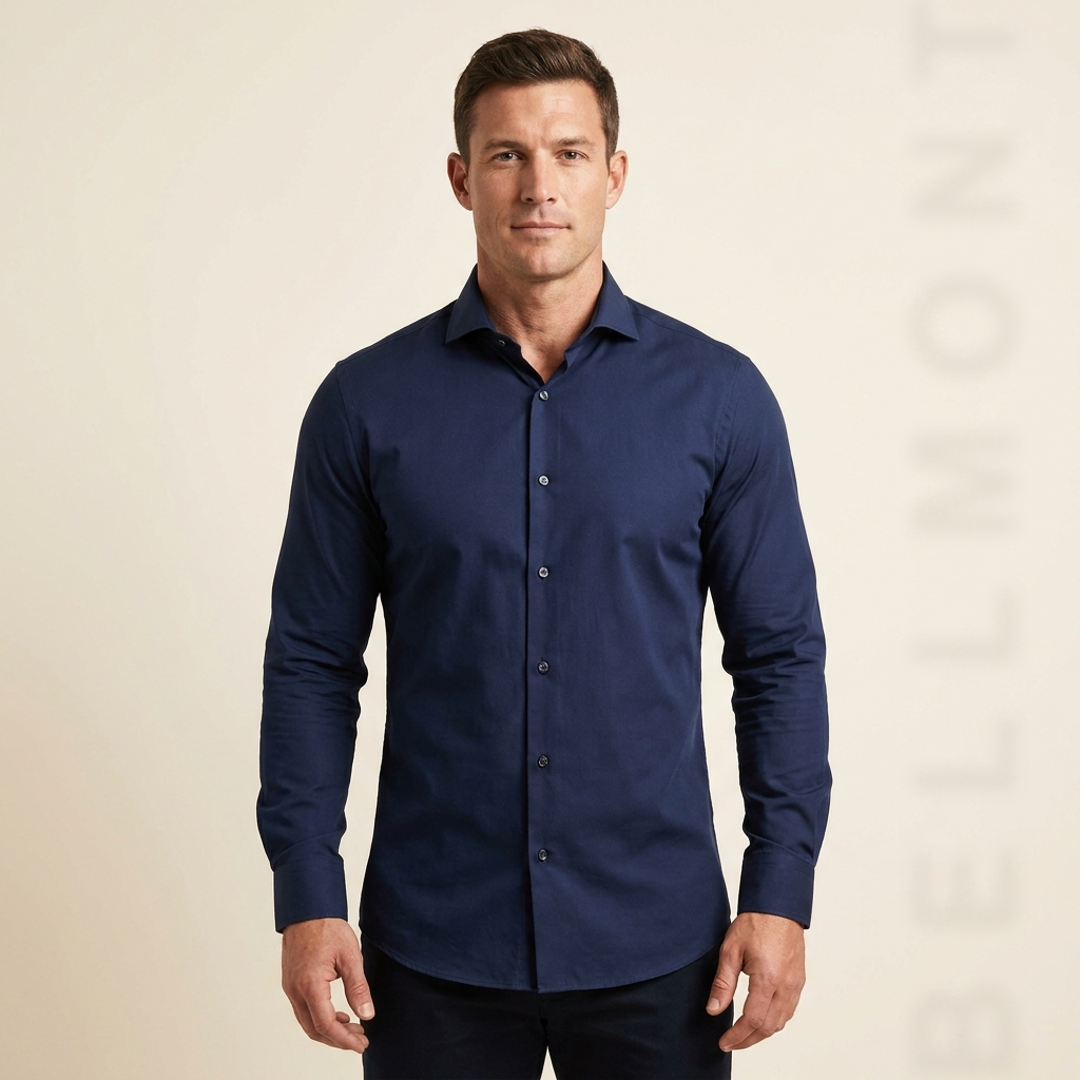 Camisa azul marino puesta