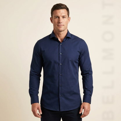Camisa azul marino puesta